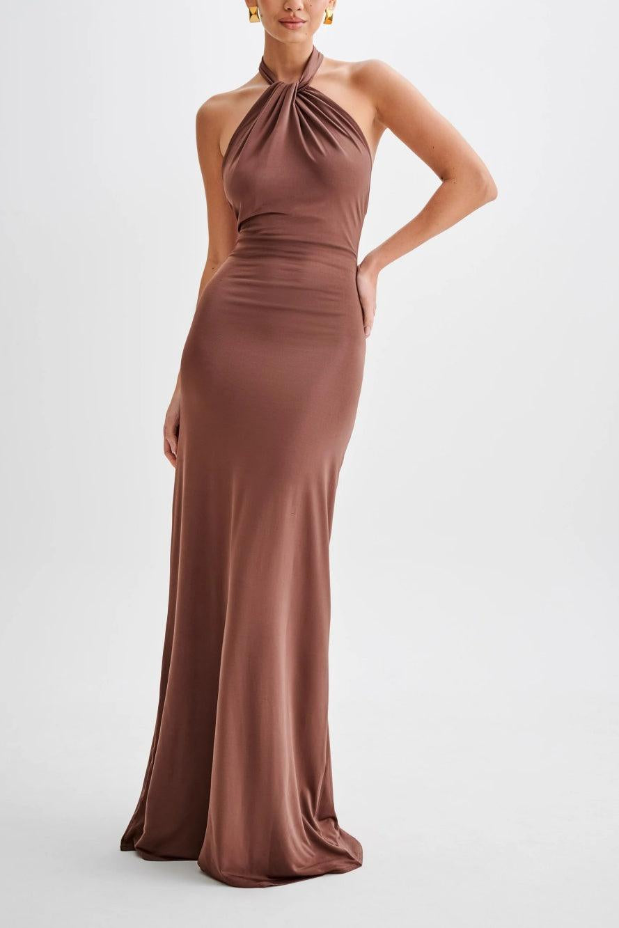 Vestido largo ajustado con cuello halter