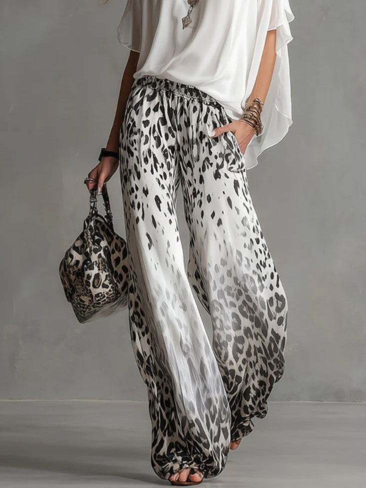 Silvia - Conjunto de Camiseta Blanca Fluida y Pantalón de Gasa con Estampado de Leopardo
