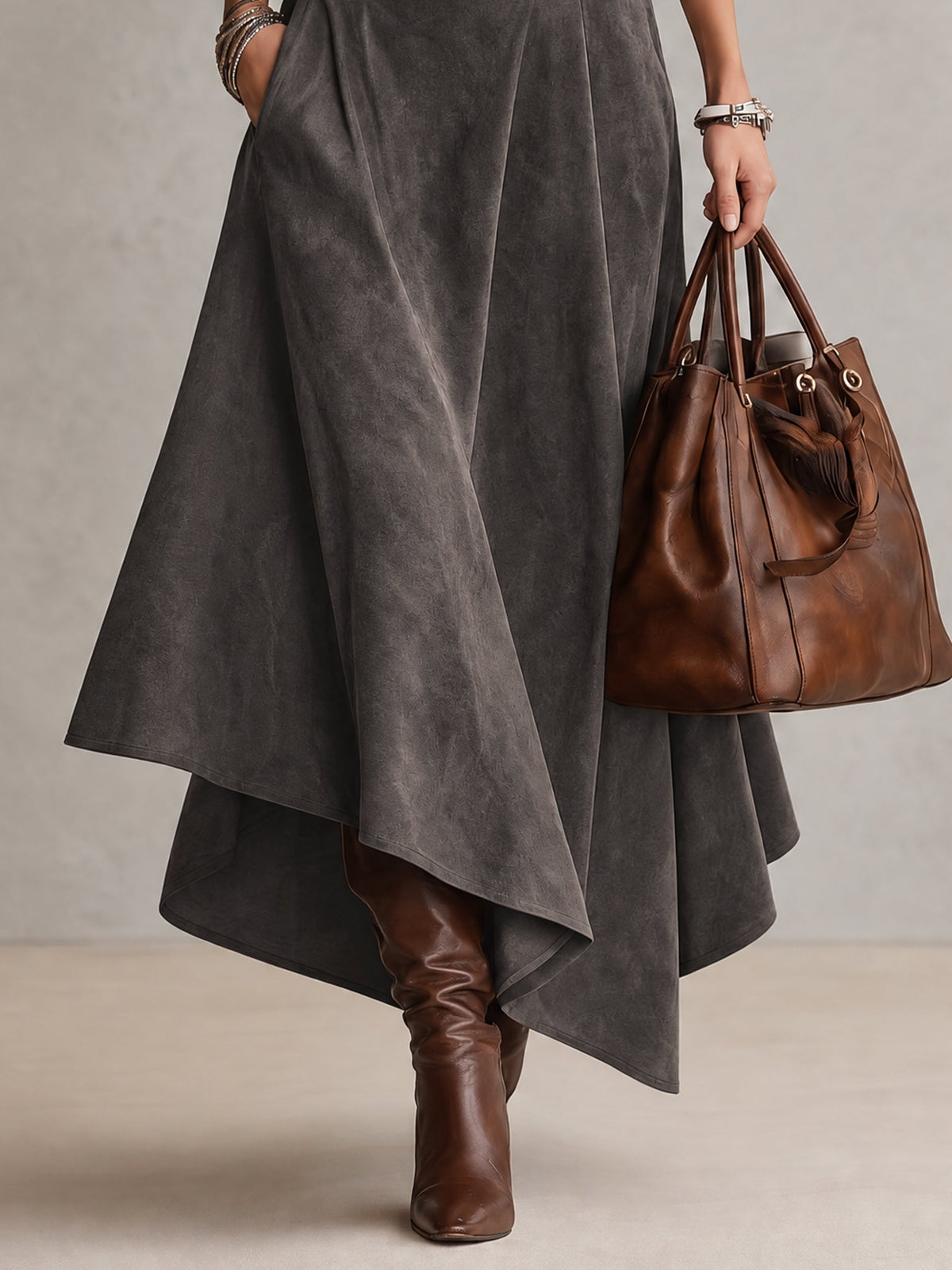 Carmen | Conjunto de top de cuello alto gris y falda midi asimétrica de ante sintético (con cinturón)