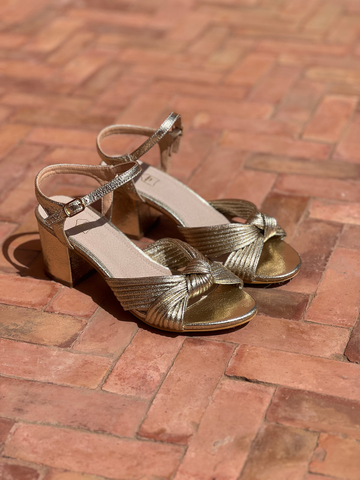 Sandalias de Tacón en Piel Dorada
