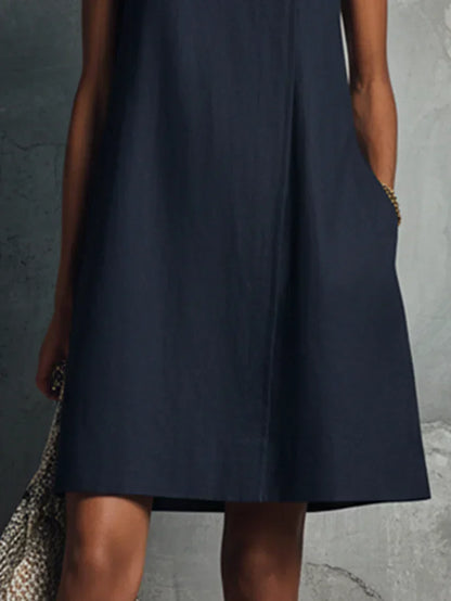 CALYPSO | Minivestido Azul Oscuro con Escote Redondo, Botones Asimétricos y Bolsillo
