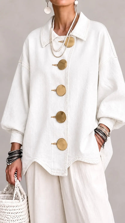 Chaqueta vaquera extragrande con botones dorados.