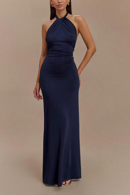 Vestido largo ajustado con cuello halter