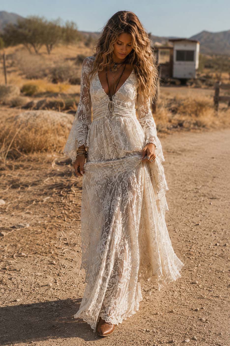 Vestido largo de encaje con mangas acampanadas