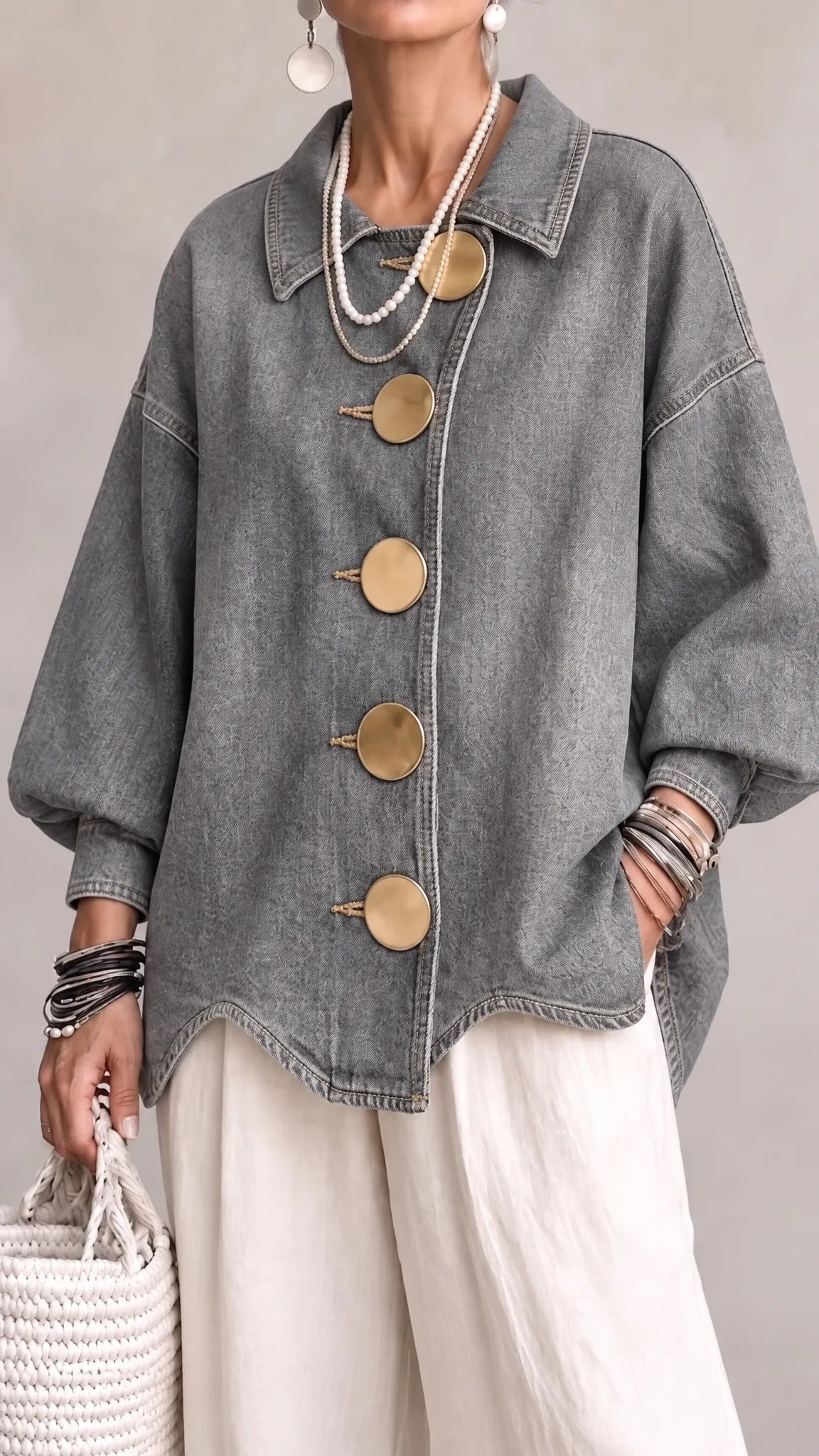 Chaqueta vaquera extragrande con botones dorados.
