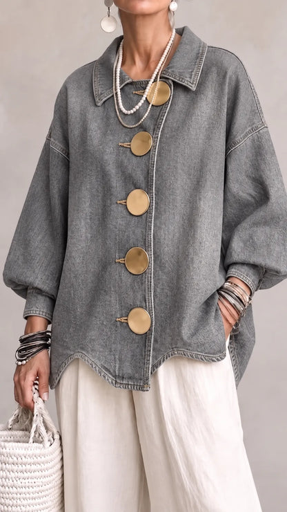 Chaqueta vaquera extragrande con botones dorados.