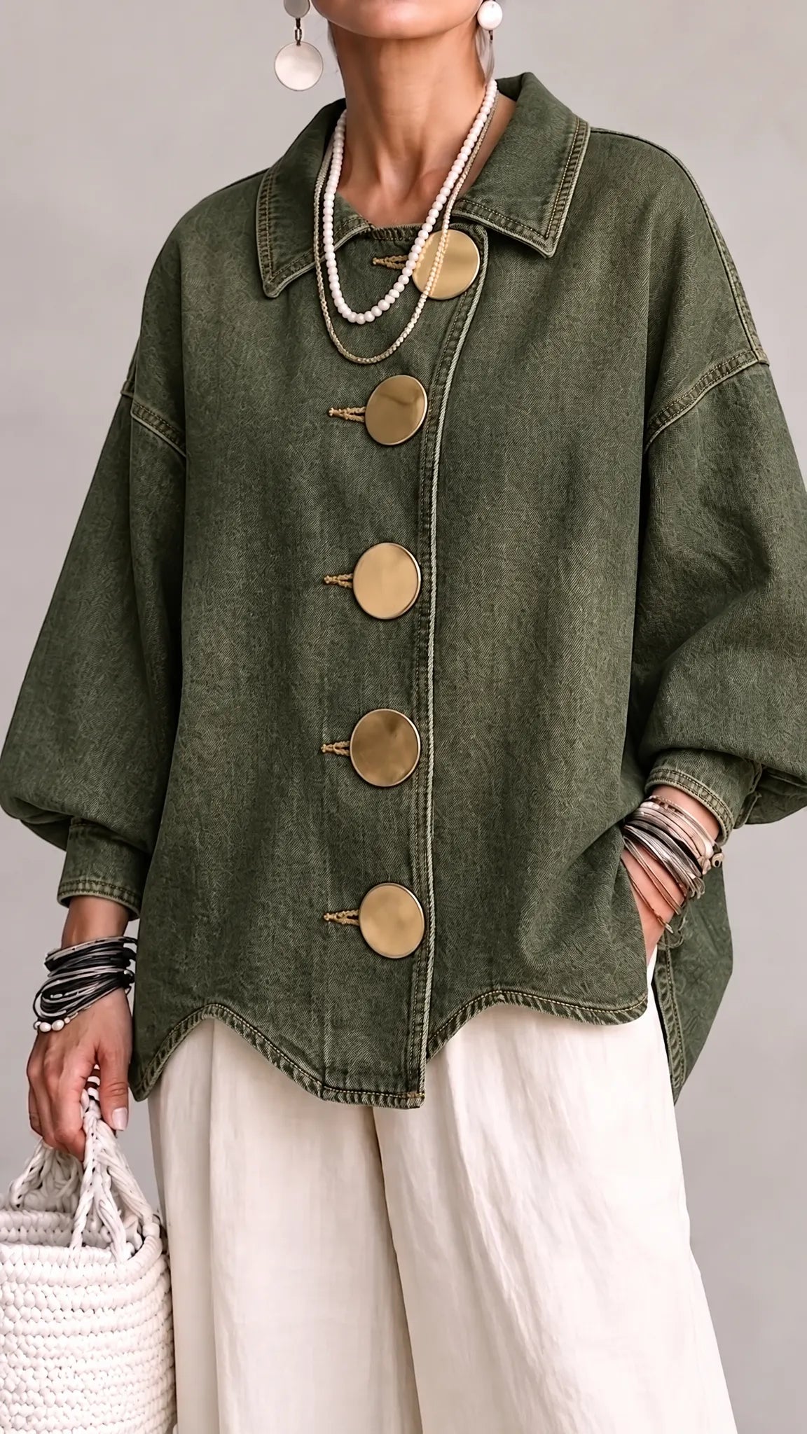Chaqueta vaquera extragrande con botones dorados.