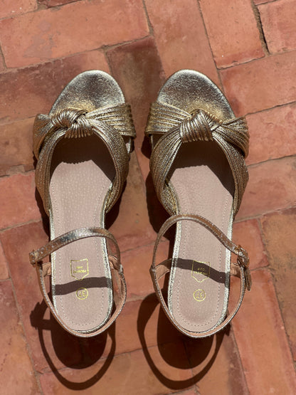 Sandalias de Tacón en Piel Dorada
