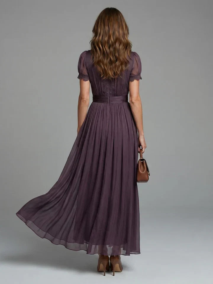 FLAVIA | Vestido Largo Morado con Escote de Cerradura en Gasa con Encaje