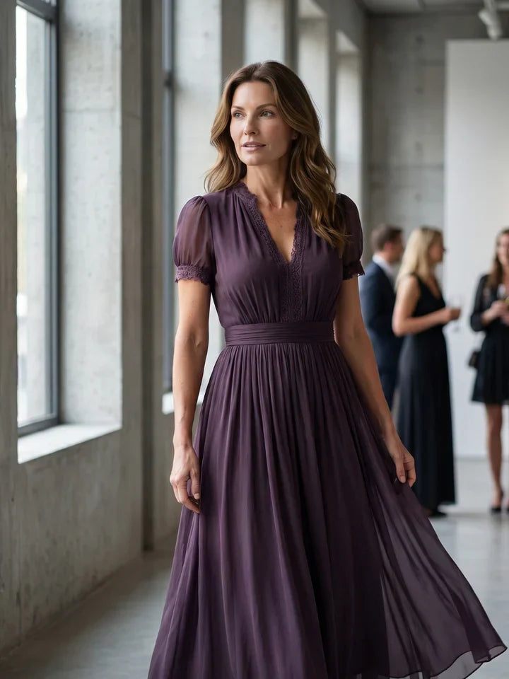 FLAVIA | Vestido Largo Morado con Escote de Cerradura en Gasa con Encaje