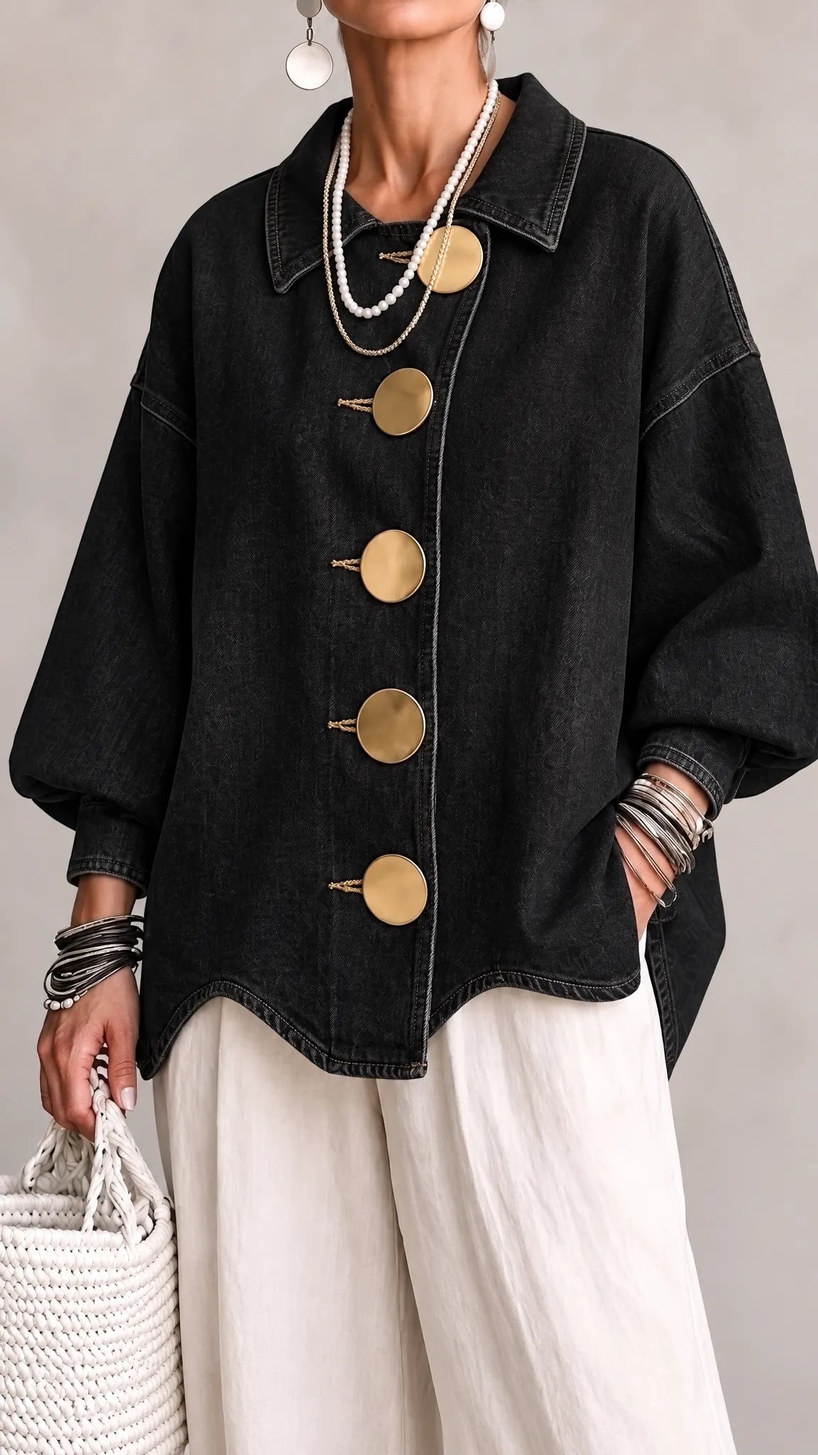 Chaqueta vaquera extragrande con botones dorados.