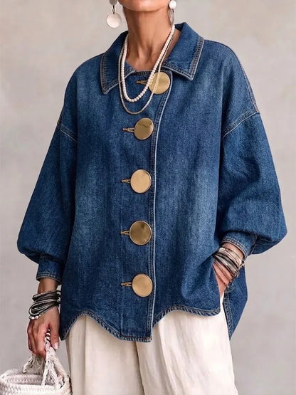 Chaqueta vaquera extragrande con botones dorados.