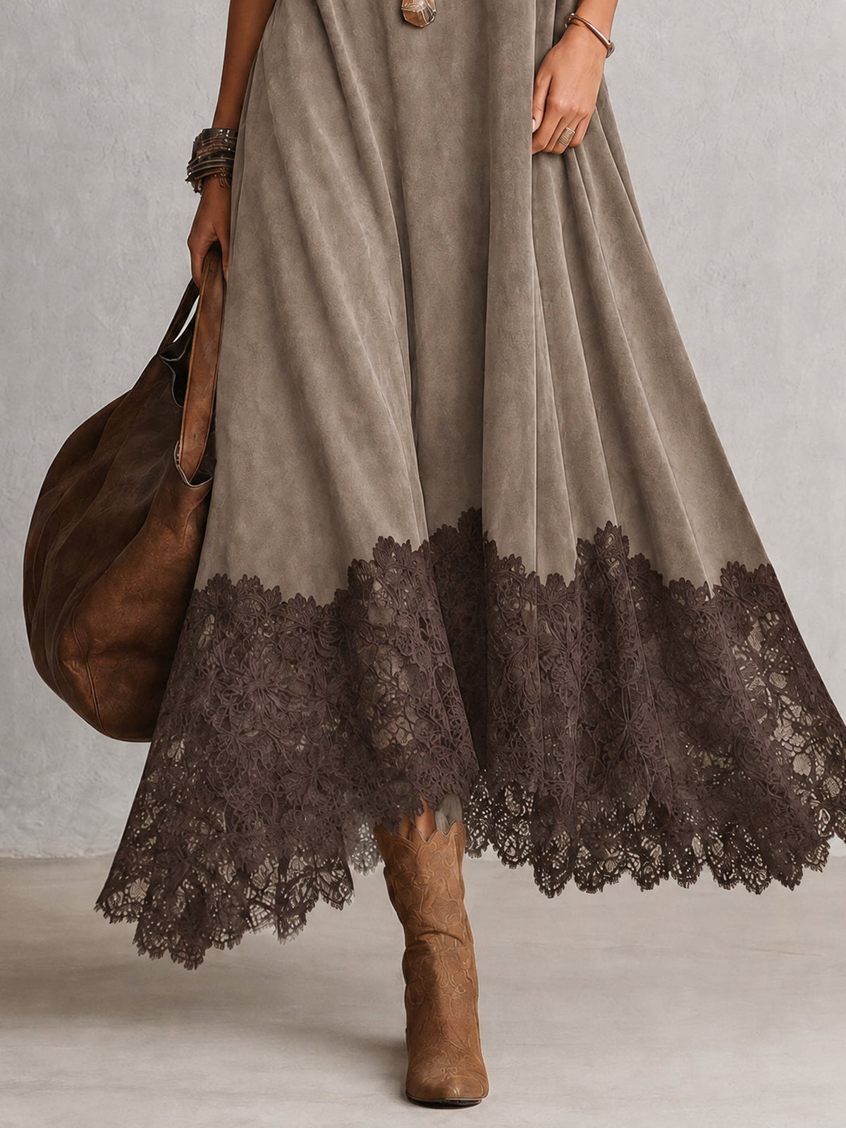 Abril | Vestido Largo de Antelina con Bajo de Encaje