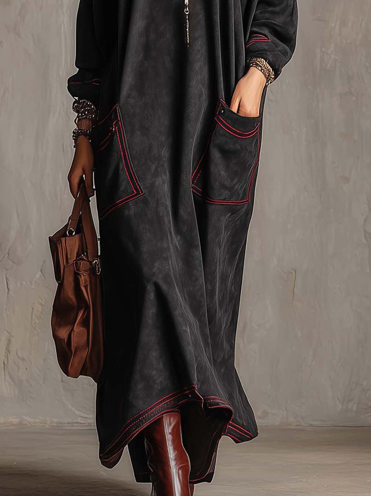 Estela - Vestido largo de ante sintético negro con pespuntes en contraste rojo y bolsillos de parche