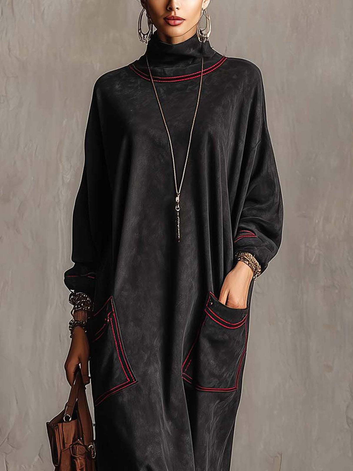 Estela - Vestido largo de ante sintético negro con pespuntes en contraste rojo y bolsillos de parche