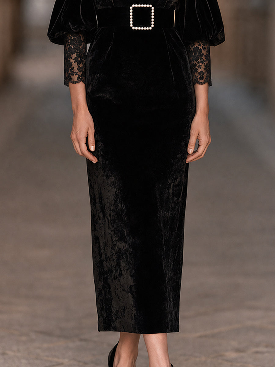 Dolores | Vestido midi negro de terciopelo con encaje combinado, escote redondo, mangas farol y cinturón con hebilla cuadrada de perla