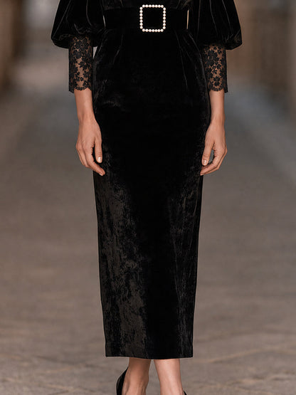 Dolores | Vestido midi negro de terciopelo con encaje combinado, escote redondo, mangas farol y cinturón con hebilla cuadrada de perla