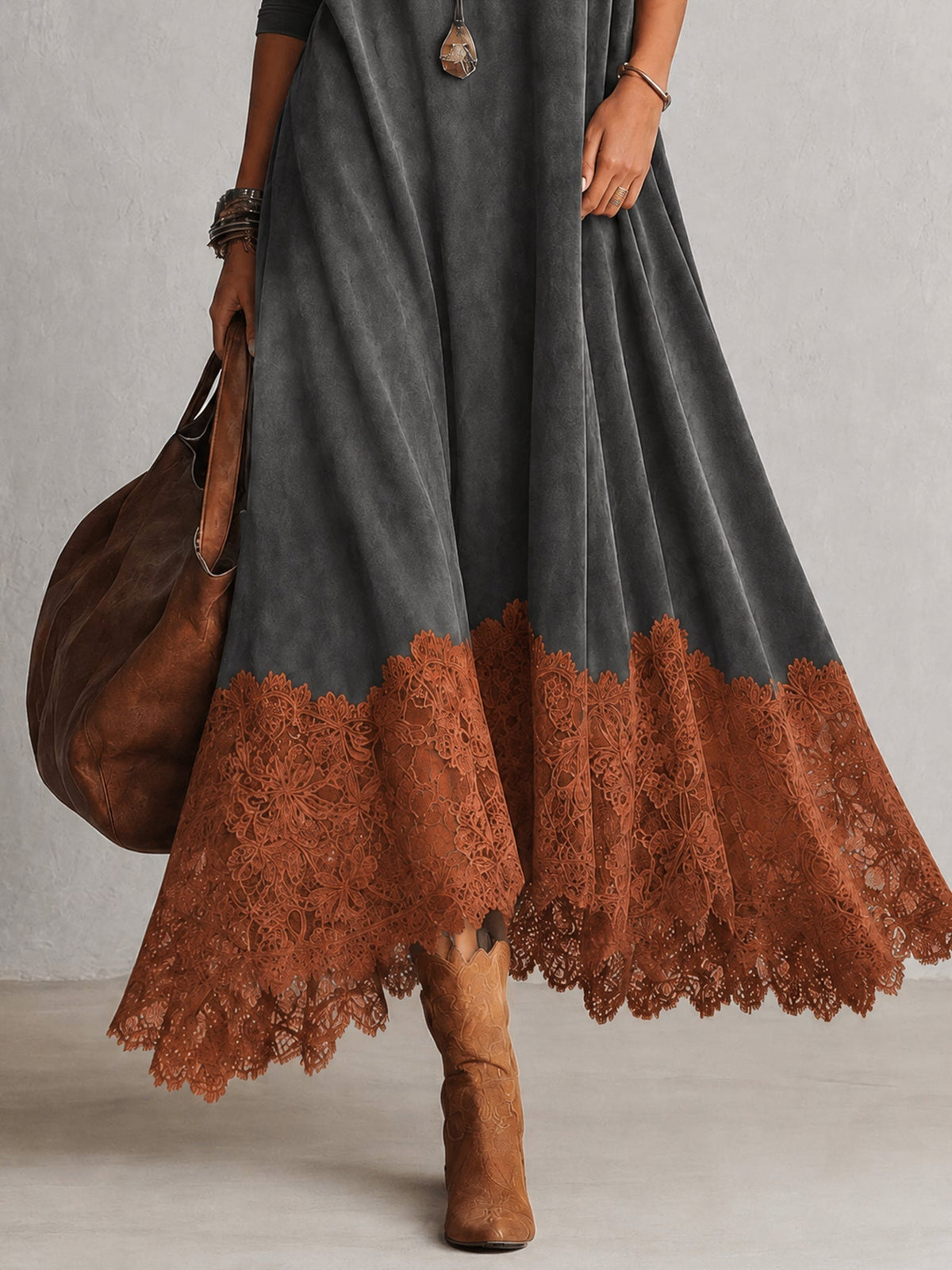 Abril | Vestido Largo de Antelina con Bajo de Encaje