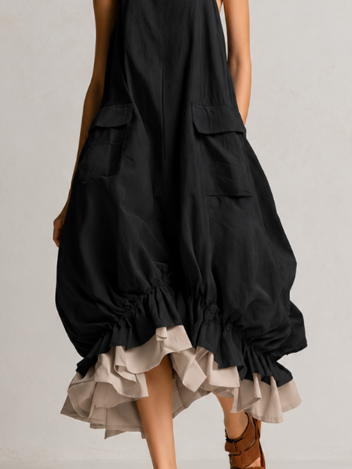 Daniela | Vestido Midi Globo con Capas, Bolsillos Amplios y Bajo de Volantes Sin Mangas