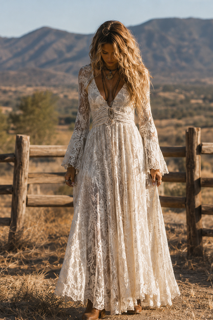 Vestido largo de encaje con mangas acampanadas