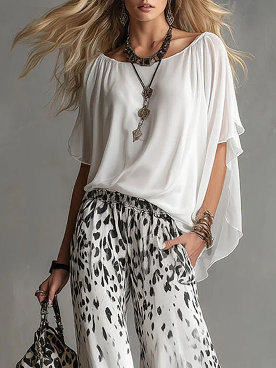 Silvia - Conjunto de Camiseta Blanca Fluida y Pantalón de Gasa con Estampado de Leopardo