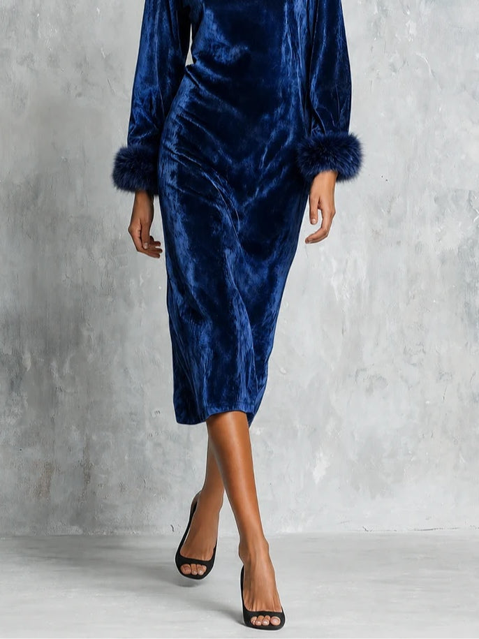 Ariadna - Vestido midi de terciopelo azul marino con escote barco y llamativos puños de pelo sintético