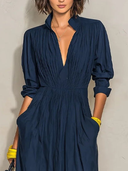 Alma - Vestido largo plisado azul marino con escote en V