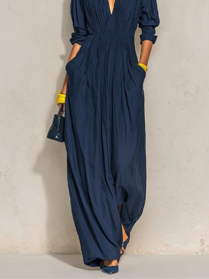 Alma - Vestido largo plisado azul marino con escote en V