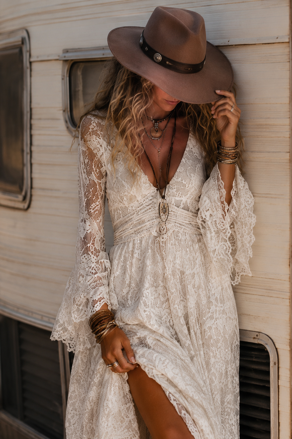 Vestido largo de encaje con mangas acampanadas
