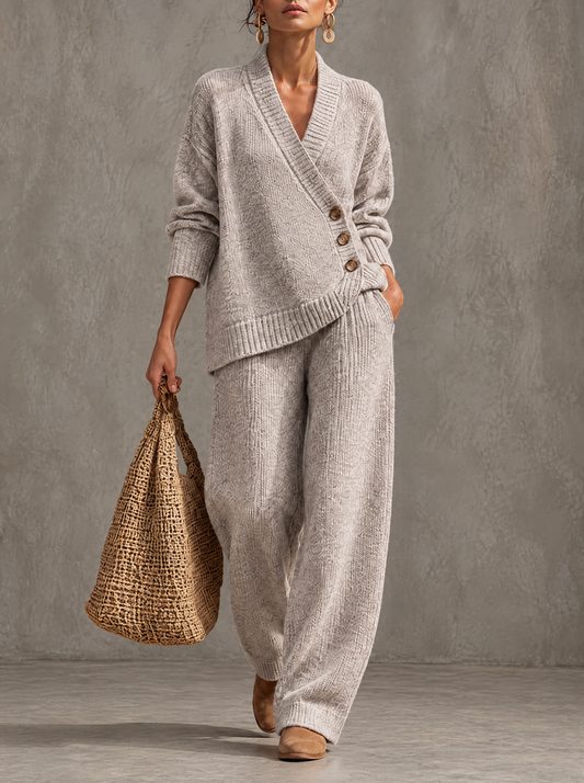Claudia | Conjunto de punto quiet luxury con cárdigan cruzado y pantalón ancho en color topo
